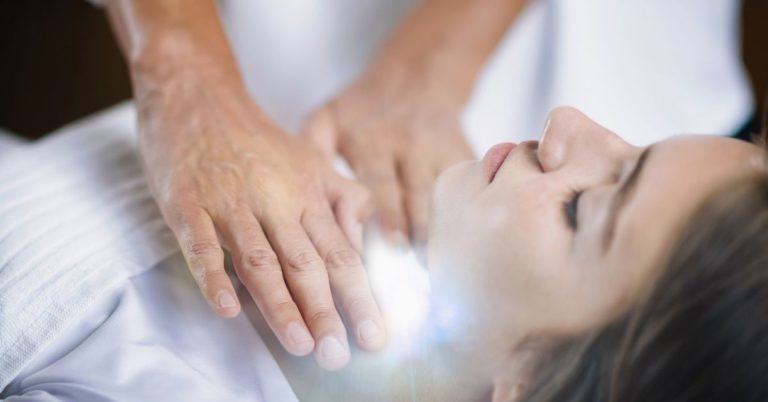 What is the Difference Between Reiki and Chakra Healing? 1